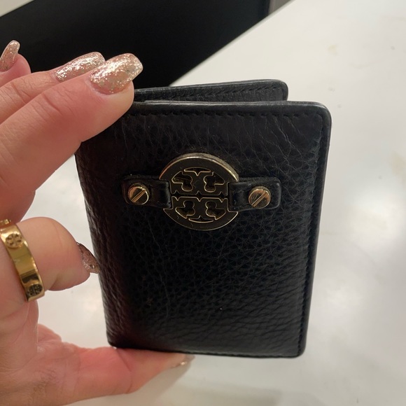 Tory Burch Amanda Pebbled Leather Card Case in Black - Picture 5 of 5